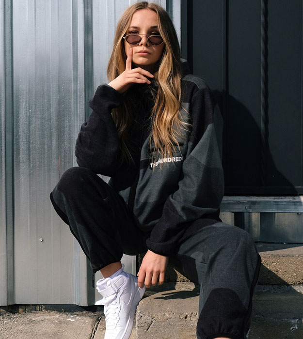 Woman wearing streewear